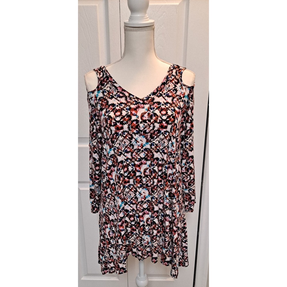 Rose+Olive 1X Cold Shoulder Cut Outโ Geometric Three Quarter Sleeve Top